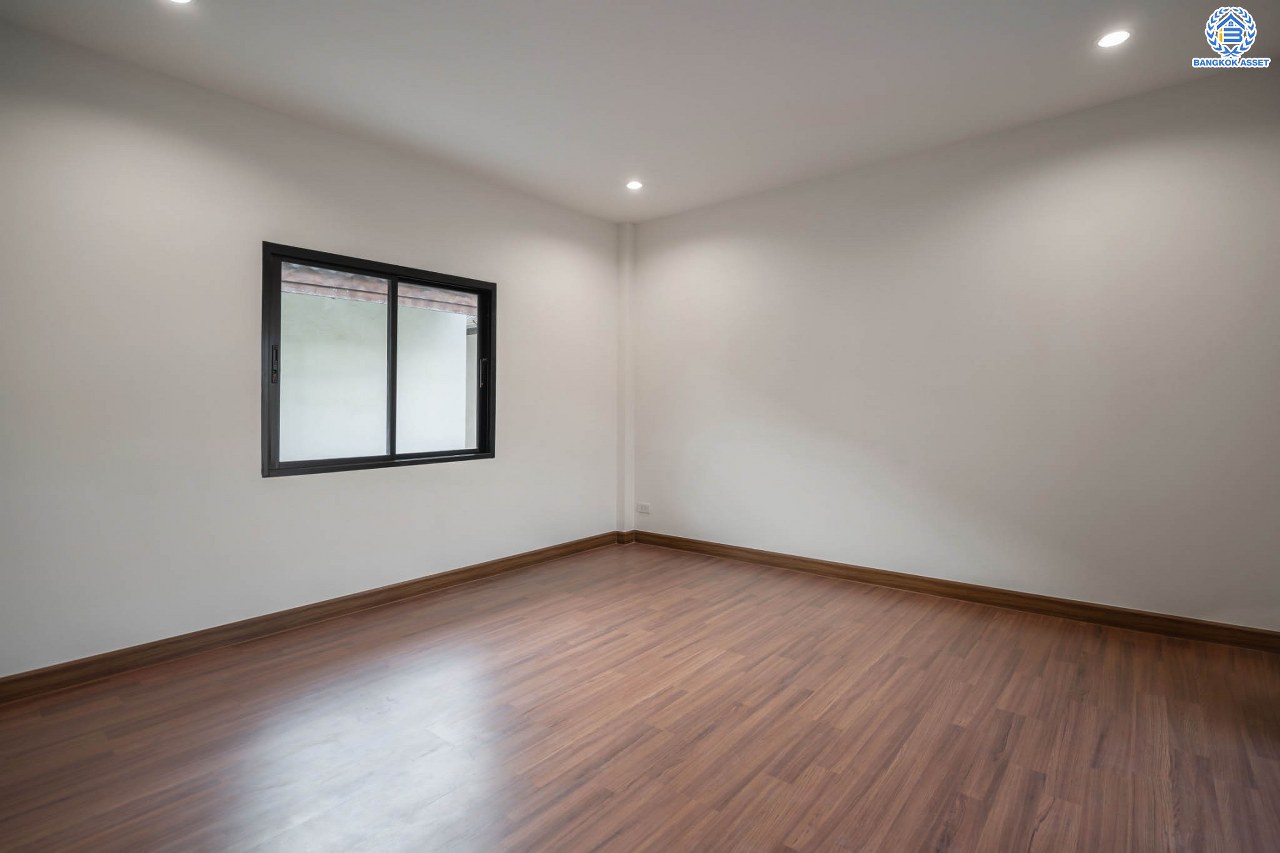 บ้านมือสองตกแต่งใหม่ โครงการ บูรพาวิลล่า3 บรมราชชนนี เนื้อที่ 60 ตร.ว. ฟังก์ชันครบ 4 ห้องนอน 3 ห้องน้ำ 1 ห้องอเนกประสงค์ 2 ที่จอดรถ บ้านสวยสภาพดี พร้อมเข้าอยู่ บนทำเลศักยภาพเข้า-ออกได้หลายเส้นทาง ใกล้รถไฟฟ้าสายสีน้ำเงิน "สถานีไฟฉาย" และทางด่วน "ศรีรัช"